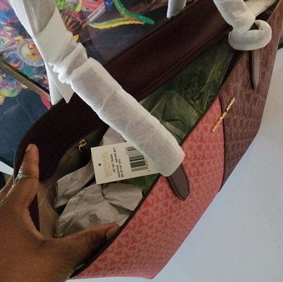 Michael Kors Jet Set Zip top Tote - Picture 5 of 6